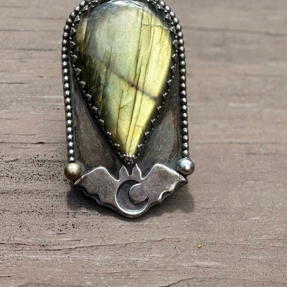 Handmade bat ring with Laborite. Size 5.5 - Picture 4 of 8